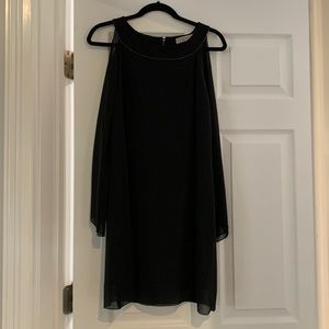 D.Exterior black dress.